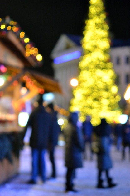 Der Hintergrund jedoch unscharf Weihnachten Neujahr Baum dekoriert gelbe Girlande