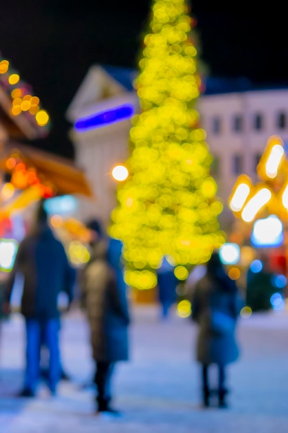 Der Hintergrund jedoch unscharf Weihnachten Neujahr Baum dekoriert gelbe Girlande