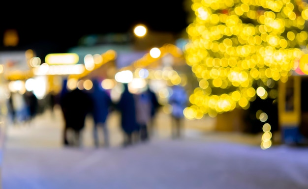 Der Hintergrund jedoch unscharf Weihnachtsbaum geschmückt leuchtende Lichter Gebäude