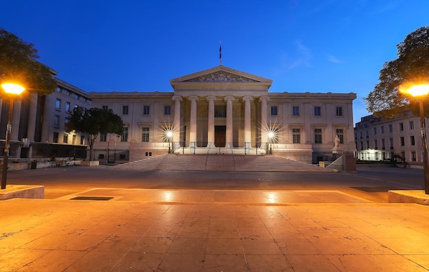 Der historische Justizpalast von Marseille bei Nacht Frankreich
