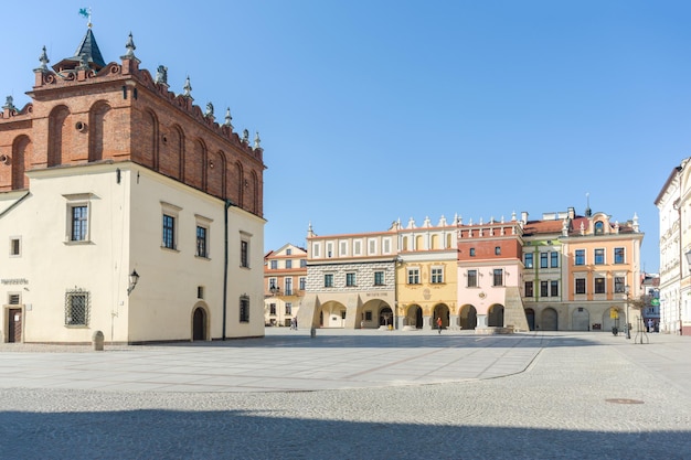 Der historische Stadtplatz in Tarnow mit dem Renaissance-Rathaus und Bürgerhäusern aus dem 16. bis 19. Jahrhundert