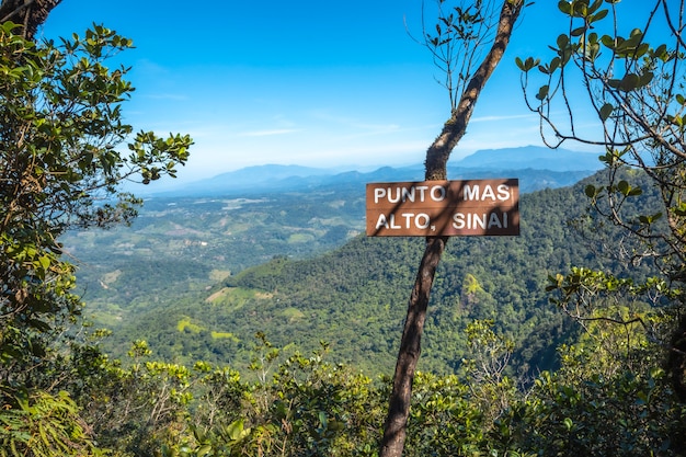 Der höchste Punkt des Cerro Azul Meambar Nationalparks (Panacam) am Yojoa-See. Honduras