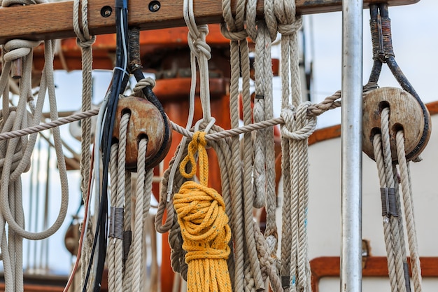 Der Hoist und das Tauwerk, die auf Segelboot in Tahiti nautisch sind