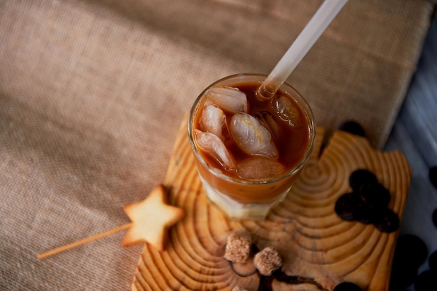 Der Hongkong-Eiskaffee in einem Glas mit einem interessanten hölzernen Hintergrund des Strohhalms