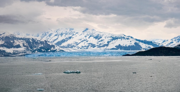 Der Hubbard-Gletscher in der Nähe von Valdez in Alaska am bewölkten Tag