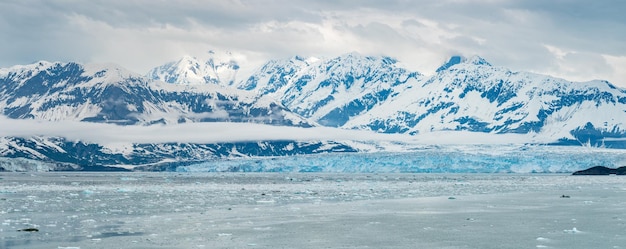 Der Hubbard-Gletscher in der Nähe von Valdez in Alaska am bewölkten Tag