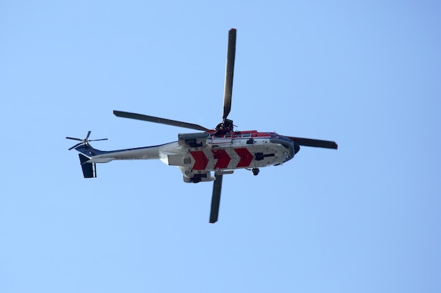 Der Hubschrauber fliegt in den Himmel