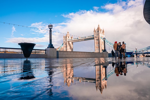 Der ikonische Blick auf die Tower Bridge verbindet London mit Southwark über die Themse, Großbritannien. Schöne Aussicht auf die Brücke.