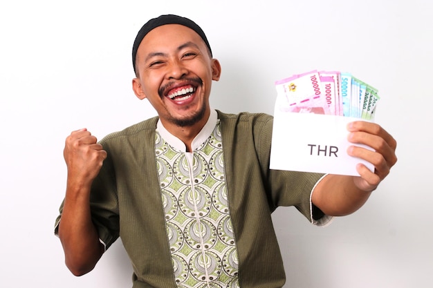 Der indonesische Mann von THR Joy freut sich über den Urlaubsbonus