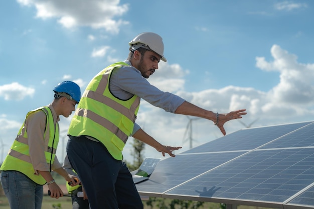 Der Ingenieur Mann inspiziert den Bau von Solarzellen oder Photovoltaikzellen durch ein elektronisches Gerät