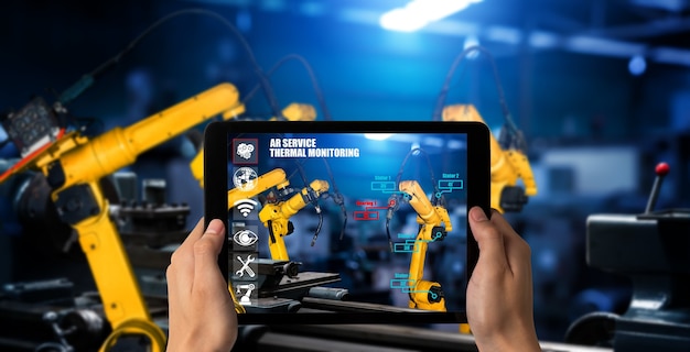 Der Ingenieur steuert Roboterarme mithilfe der Augmented-Reality-Industrietechnologie