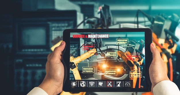 Der Ingenieur steuert Roboterarme mithilfe der Augmented-Reality-Industrietechnologie