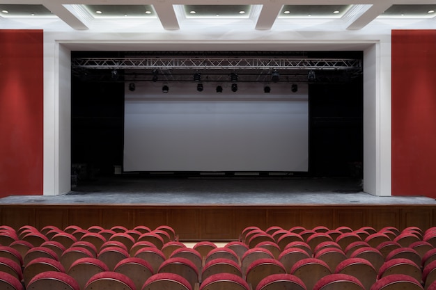 Der Innenraum der Halle im Theater oder Kino Blick auf die Bühne