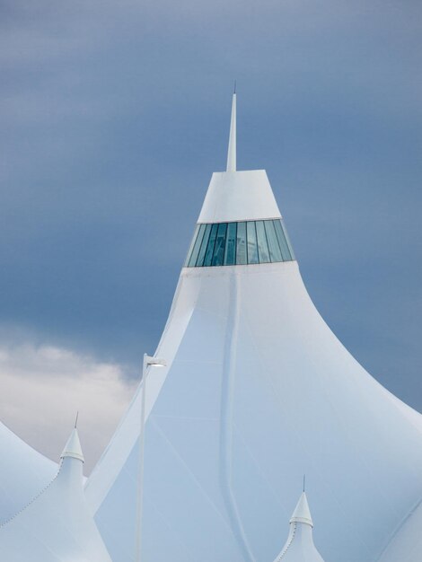 Der internationale Flughafen Denver ist bekannt für sein Spitzdach. Design des Daches reflektiert schneebedeckte Berge.