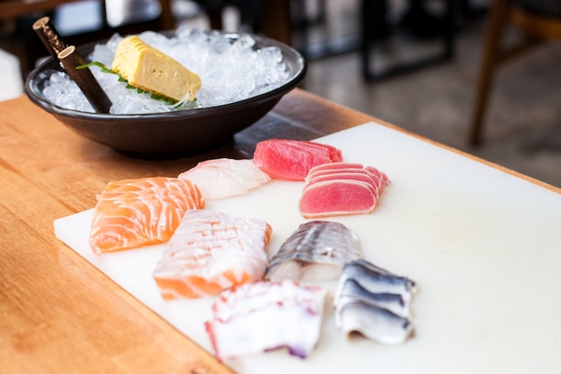 Der japanische Chef, der Lebensmittel kocht, schnitt Lachsfische auf dem hackenden Brett