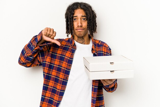 Der junge Afroamerikaner, der Pizzas isoliert auf blauem Hintergrund hält, fühlt sich stolz und selbstbewusst, um seinem Beispiel zu folgen