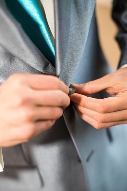 Der junge Bräutigam am Hochzeitstag