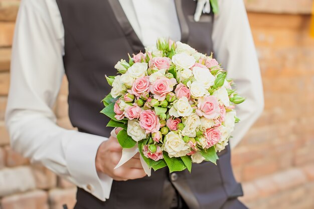 Der junge Bräutigam am Hochzeitstag