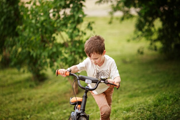 Der Junge fährt mit dem Fahrrad auf der Straße