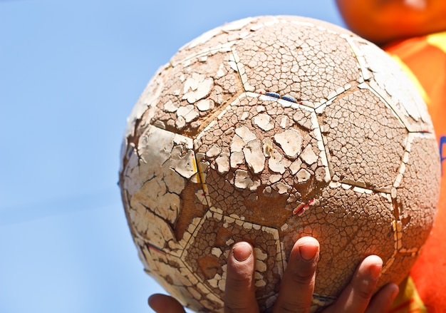 Der Junge Fußball spielen.