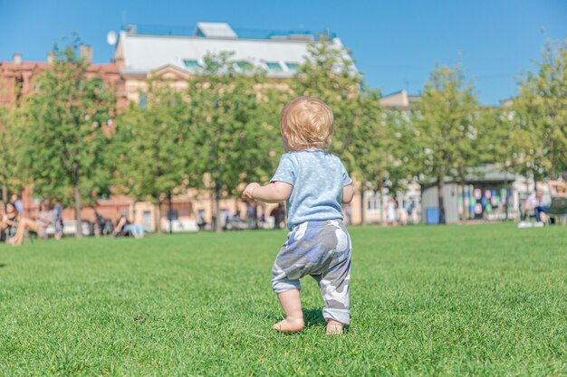 Der Junge geht im Park spazieren