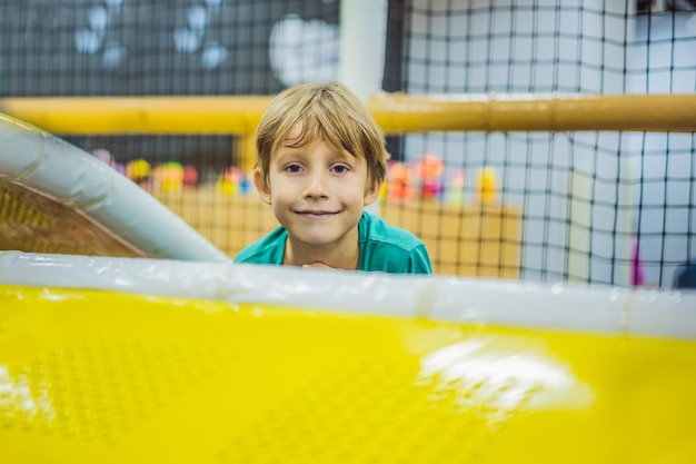 Der Junge hat Spaß auf einem Indoor-Spielplatz