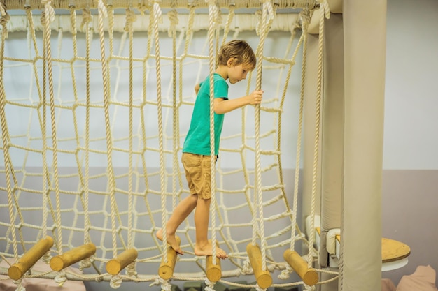 Der Junge hat Spaß auf einem Indoor-Spielplatz