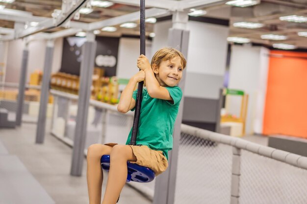 Foto der junge hat spaß auf einem indoor-spielplatz