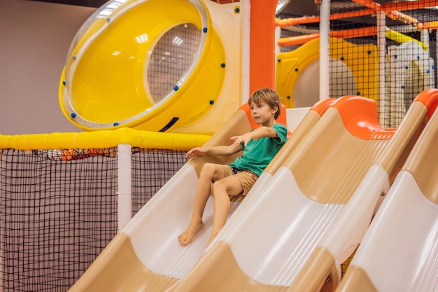 Der Junge hat Spaß auf einem Indoor-Spielplatz