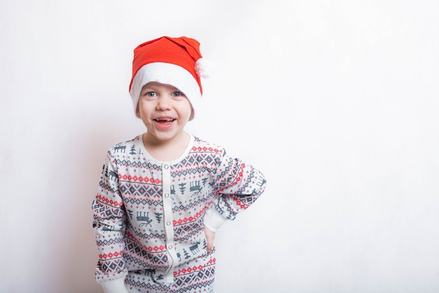 Der Junge in der Weihnachtsmütze lacht