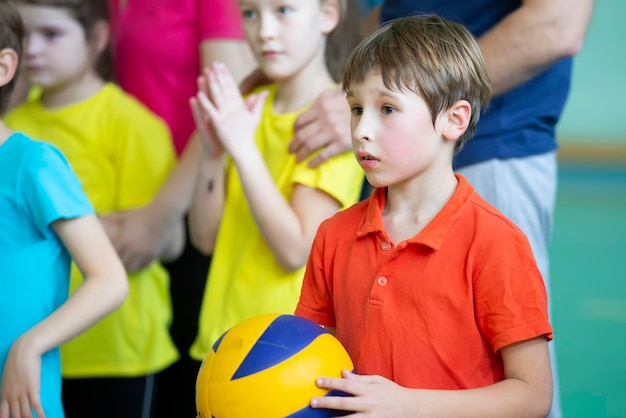 Der Junge in einer Sportuniform Kindertraining Sporttag