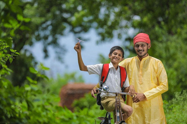 Der junge indische Bauer und sein Sohn gehen zur Schule