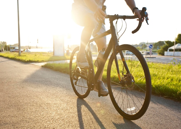 Der junge Kerl fährt mit dem Fahrrad durch die Stadt