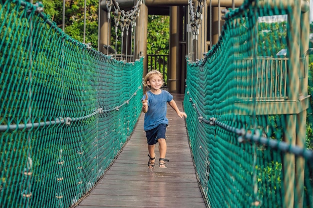 Der Junge läuft auf einer Hängebrücke in Kuala Lumpur, Malaysia