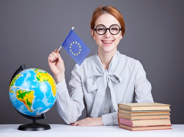 Der junge Lehrer in Gläsern mit Büchern