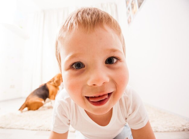 Foto der junge macht das gesicht