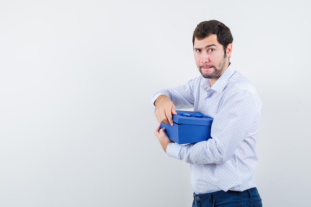 Der junge Mann trägt Box auf weißem Hintergrund