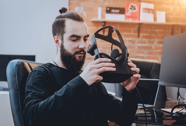 Der junge Mann trägt eine Virtual-Reality-Brille