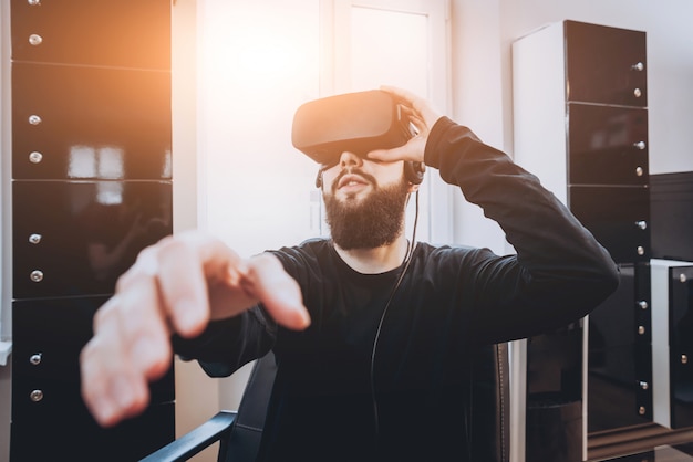 Der junge Mann trägt eine Virtual-Reality-Brille