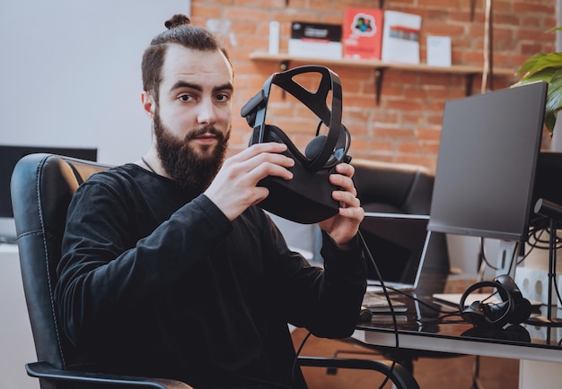 Der junge Mann trägt eine Virtual-Reality-Brille