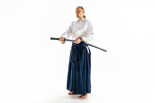 Der junge Mann trainiert Aikido im Studio