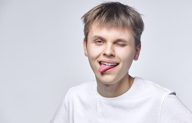 Der junge Mann zeigt verschiedene Emotionen