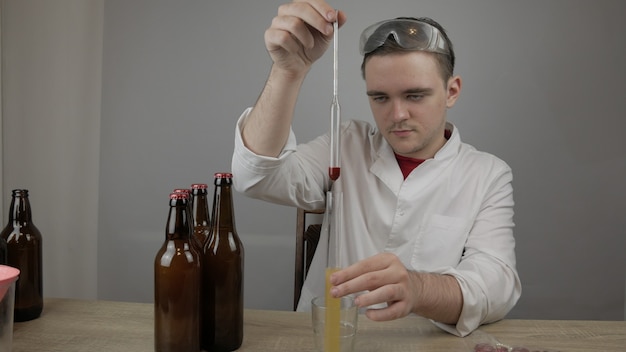 Foto der junge meistertechnologe braut zu hause bier