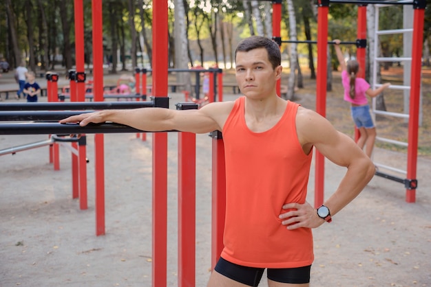 Der junge sportliche Mann treibt Sport im Park im Freien Fitness gesunder Lebensstil