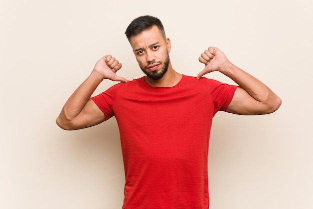 Foto der junge südasiatische mann ist stolz und selbstbewusst, ein beispiel, dem er folgen muss.