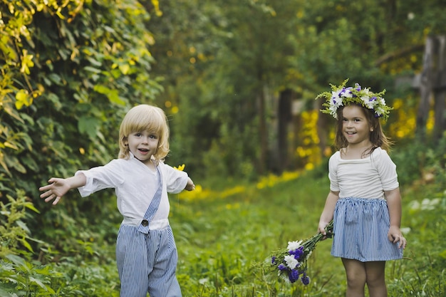 Foto der junge und das mädchen werfen sich blumen zu 4779