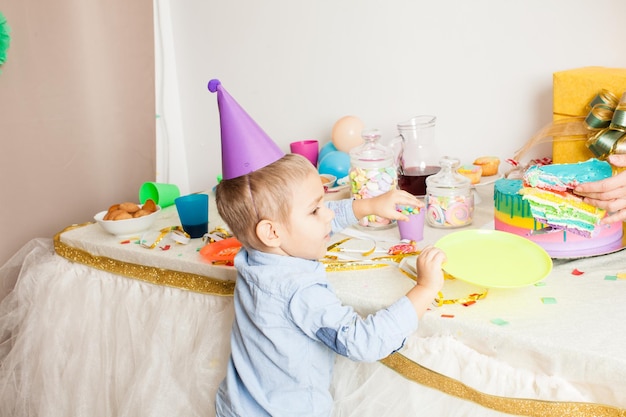 Der Junge will der Erste sein, der leckeren Kuchen probiert