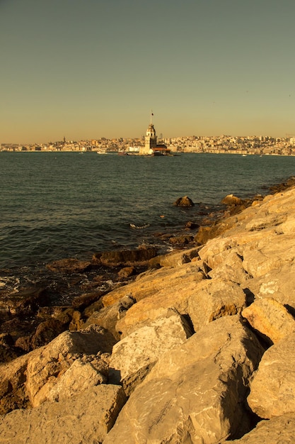 Der Jungfrauenturm liegt mitten im Bosporus