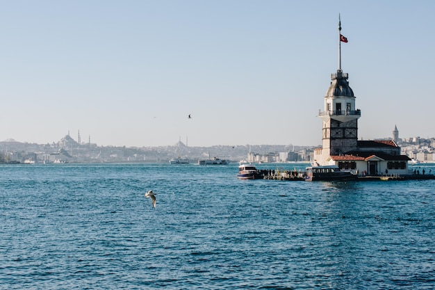 Der Jungfrauenturm liegt mitten im Bosporus