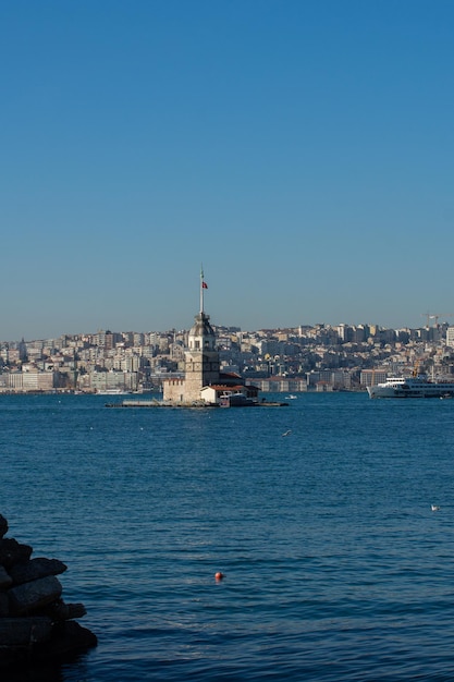 Der Jungfrauenturm liegt mitten im Bosporus